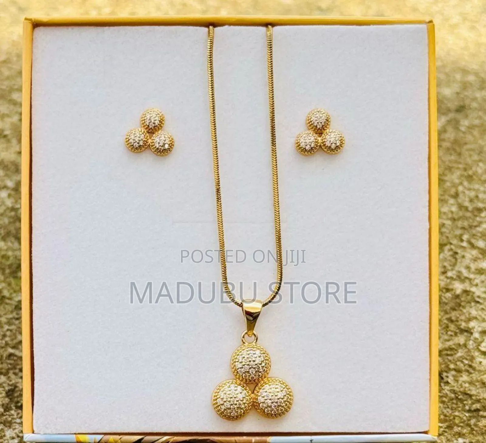 Women Fashionable Set of Necklace and Earrings