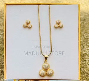 Women Fashionable Set of Necklace and Earrings