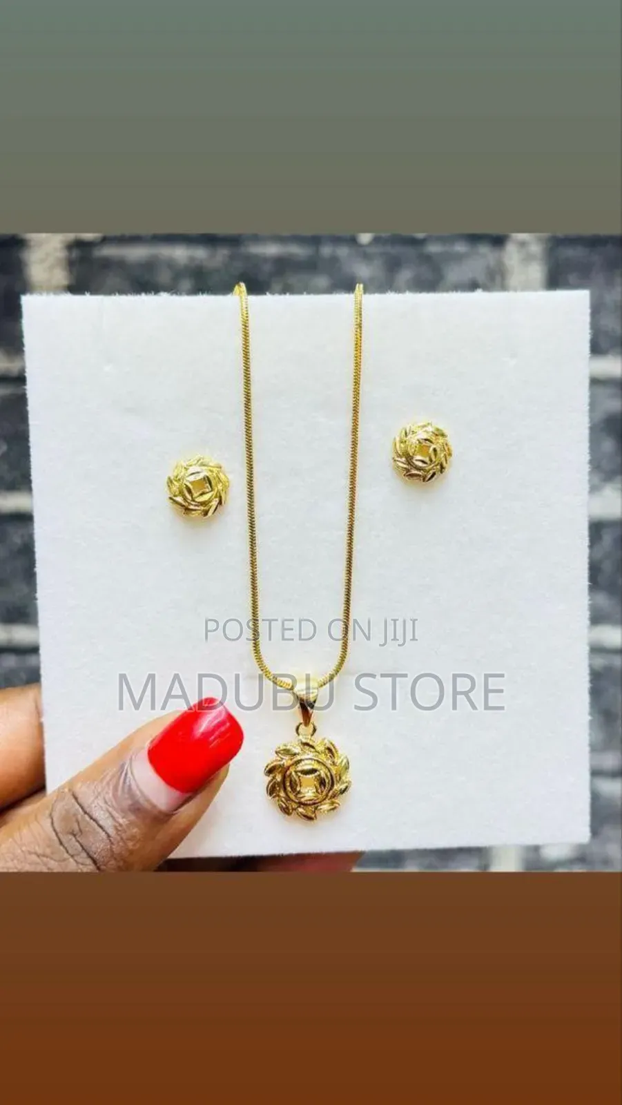 Women Fashionable Set of Necklace and Earrings