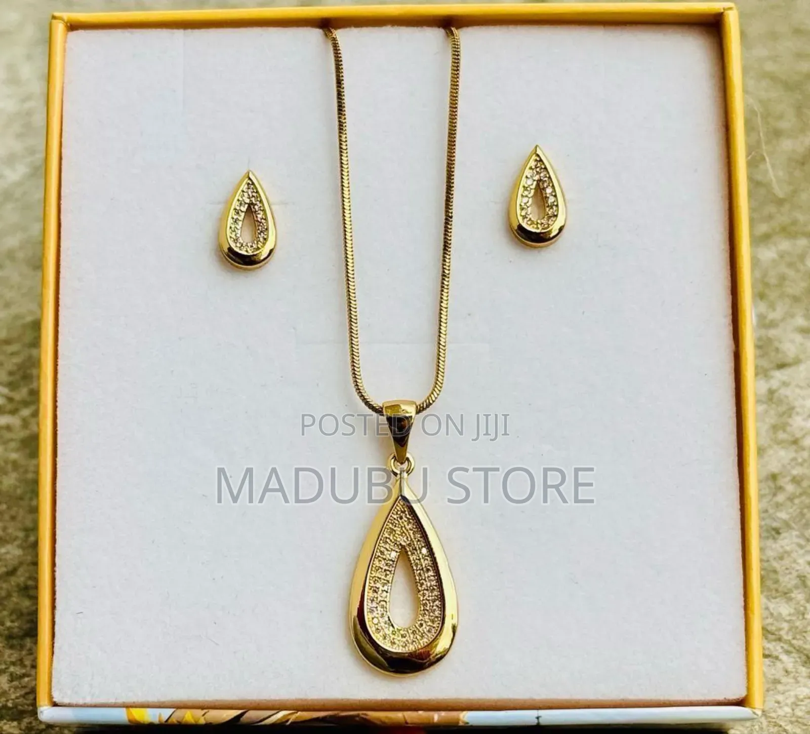 Women Fashionable Set of Necklace and Earrings