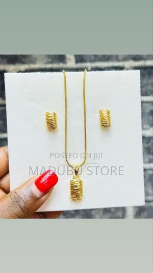 Women Fashionable Set of Necklace and Earrings