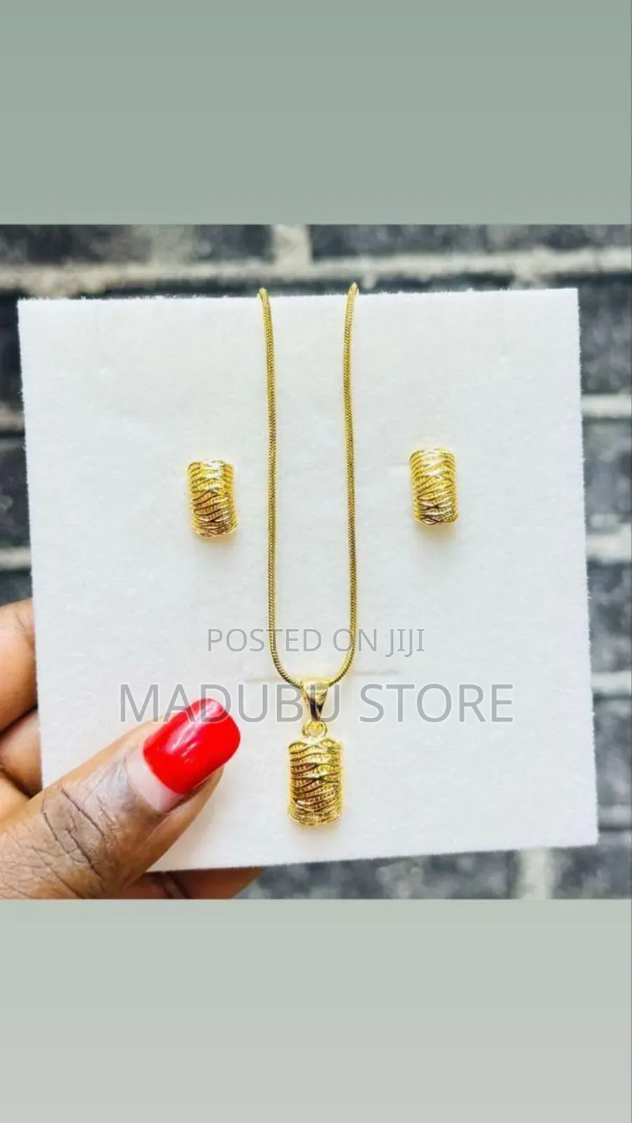 Women Fashionable Set of Necklace and Earrings