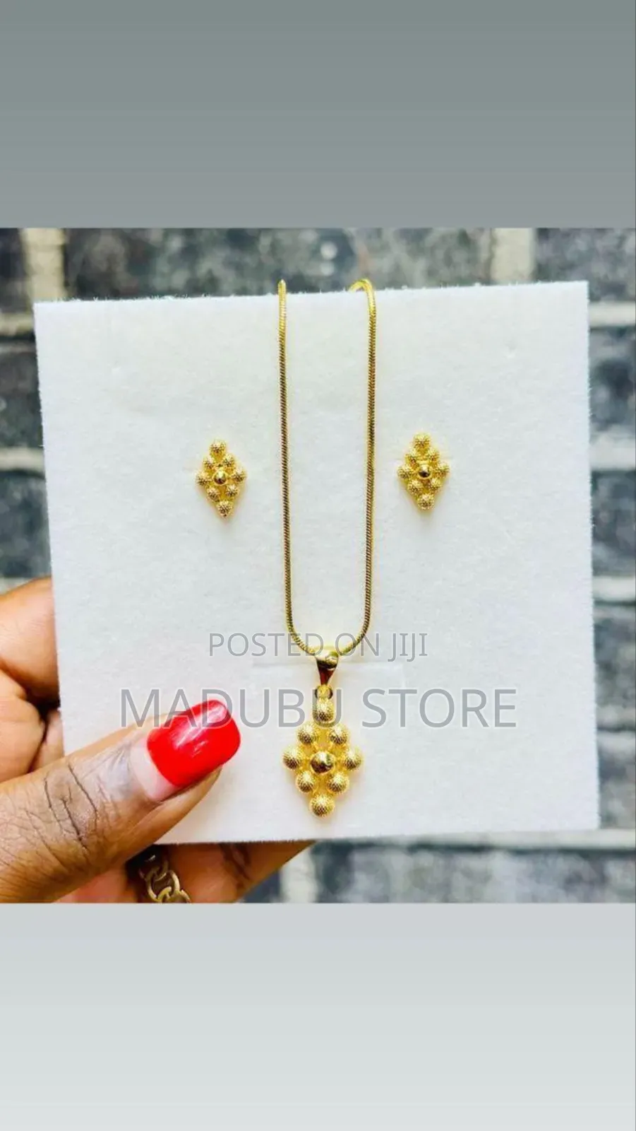 Women Fashionable Set of Necklace and Earrings