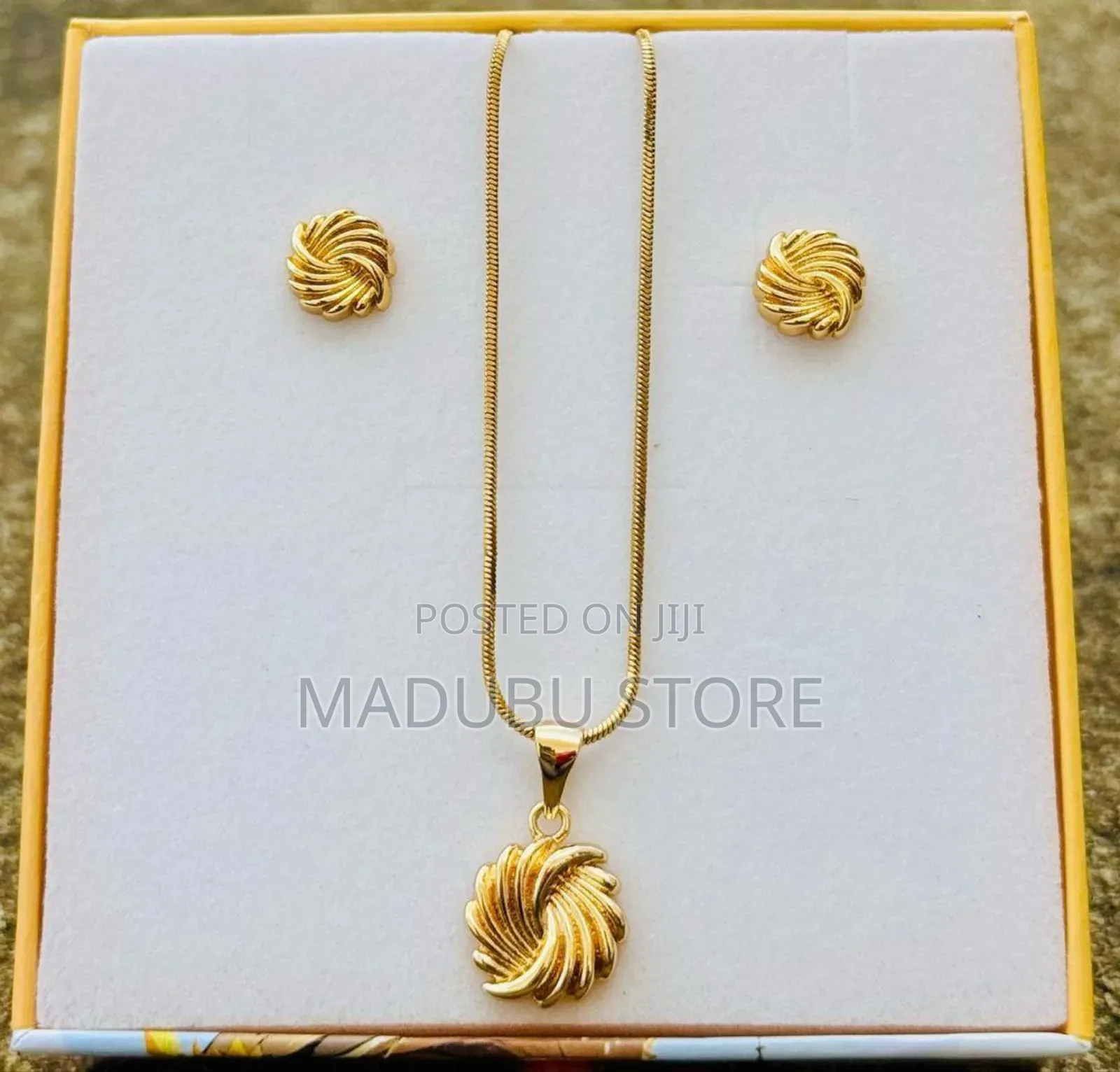 Women Fashionable Set of Necklace and Earrings