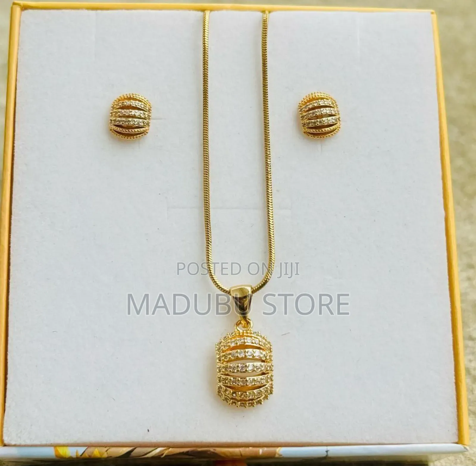 Women Fashionable Set of Necklace and Earrings