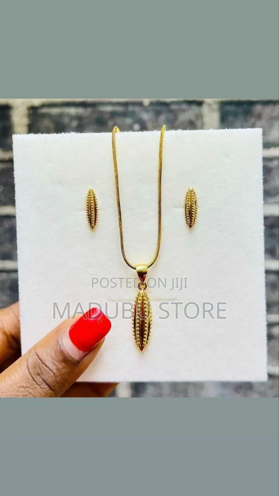 Women Fashionable Set of Necklace and Earrings