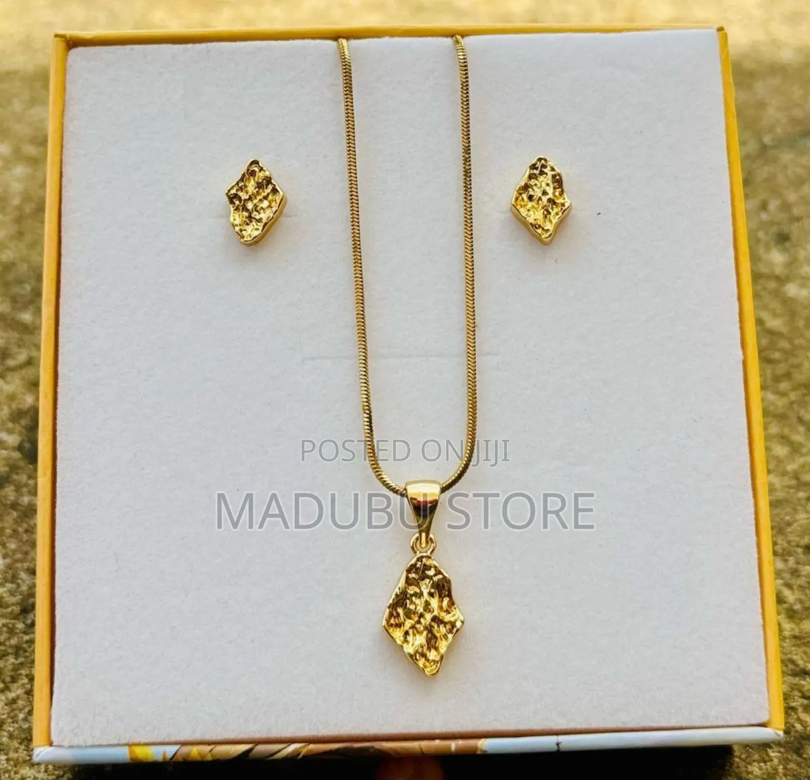 Women Fashionable Set of Necklace and Earrings