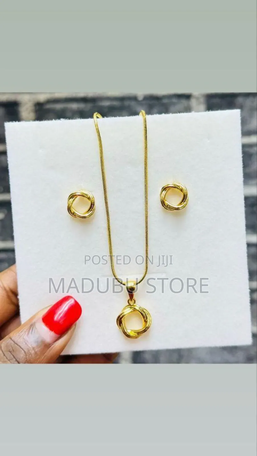 Women Fashionable Set of Necklace and Earrings