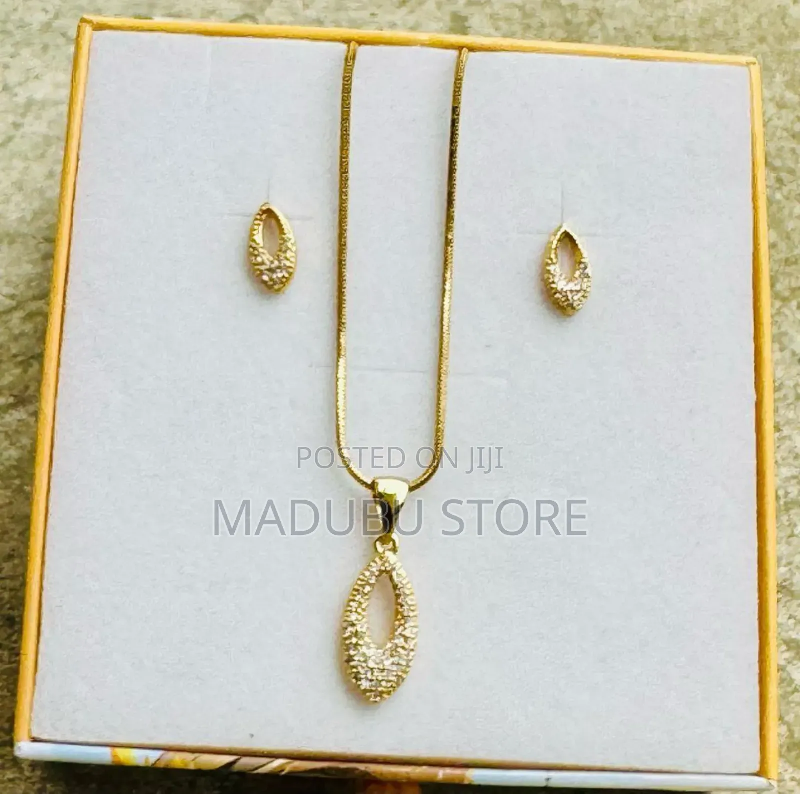 Women Fashionable Set of Necklace and Earrings