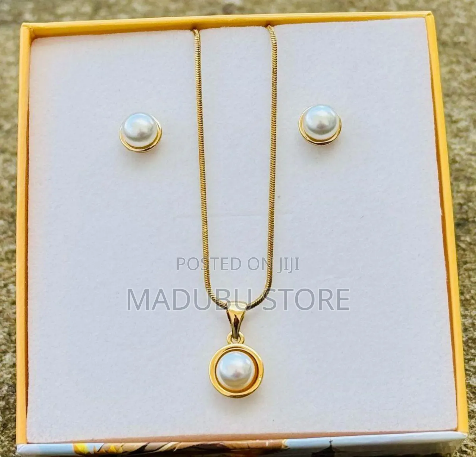 Women Fashionable Set of Necklace and Earrings