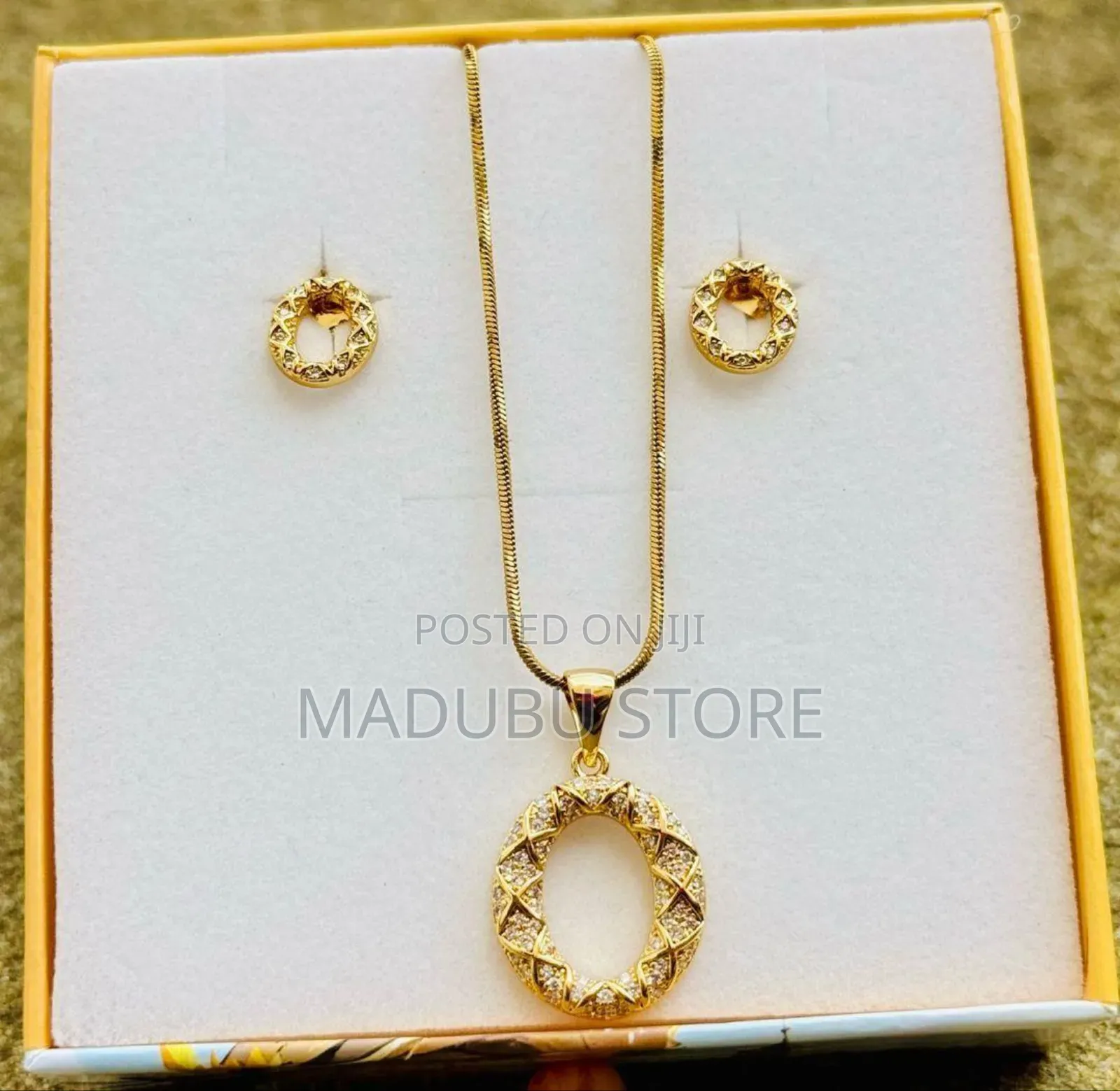 Women Fashionable Set of Necklace and Earrings