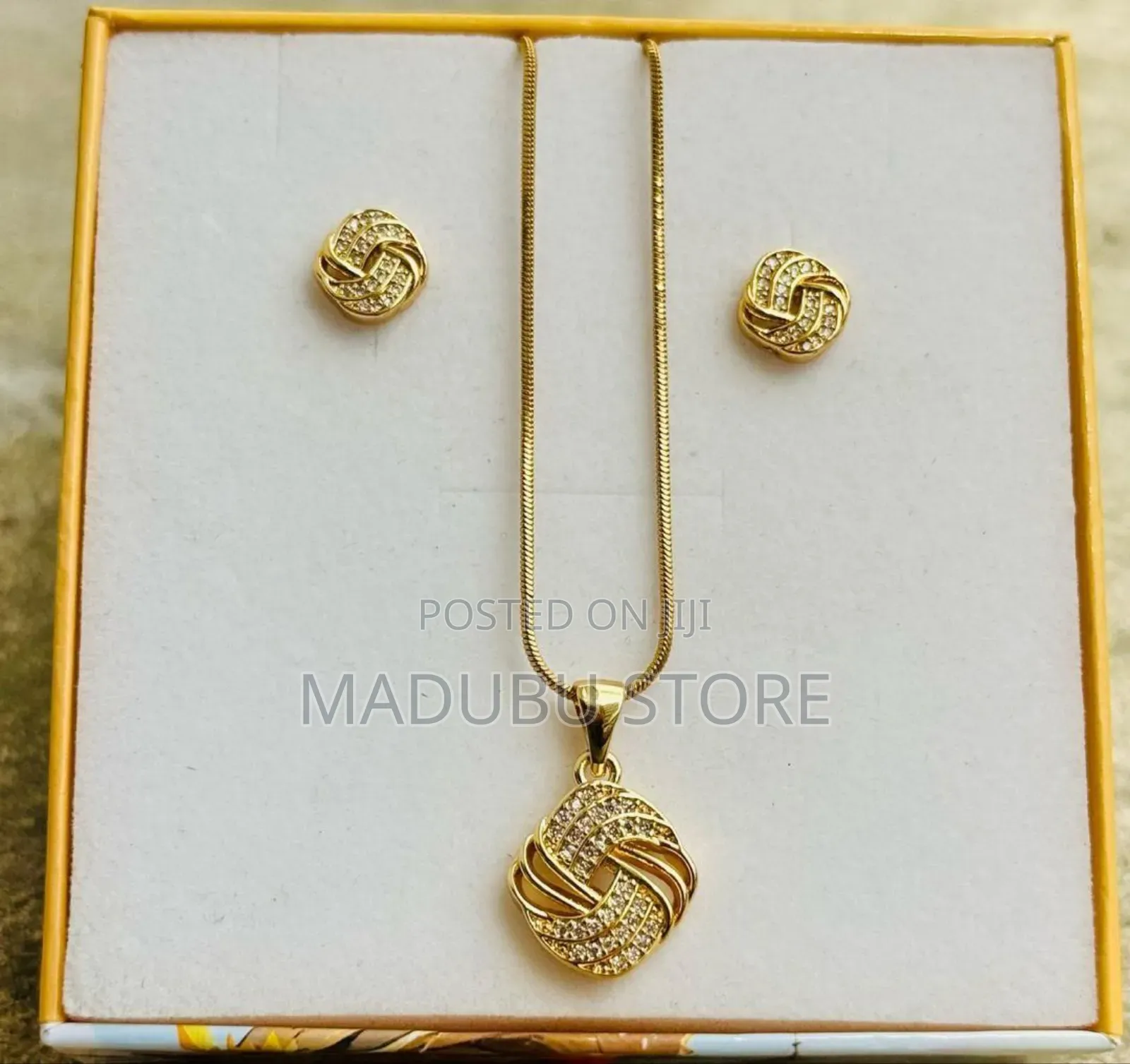 Women Fashionable Set of Necklace and Earrings