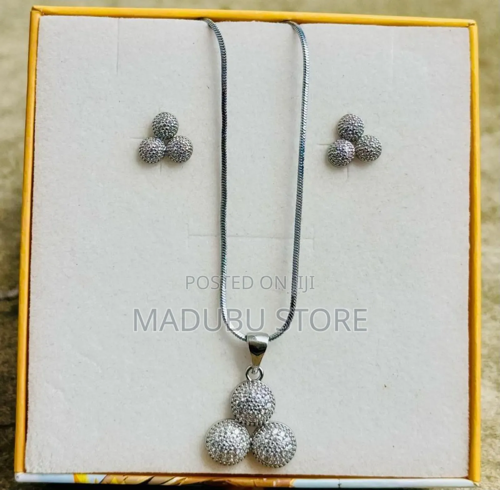 Women Fashionable Set of Necklace and Earrings