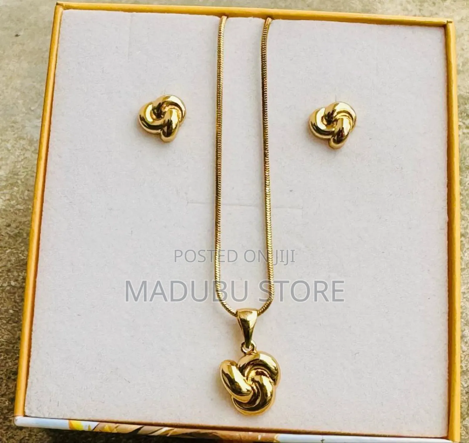 Women Fashionable Set of Necklace and Earrings