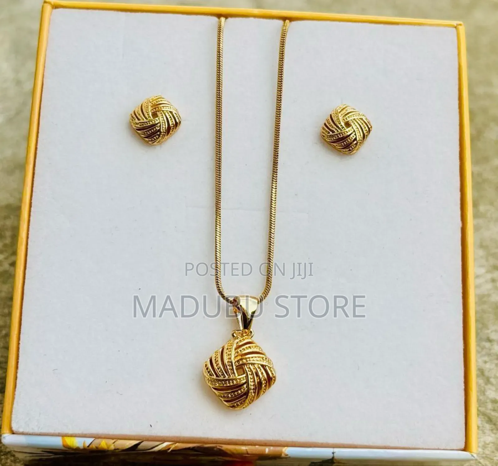 Women Fashionable Set of Necklace and Earrings
