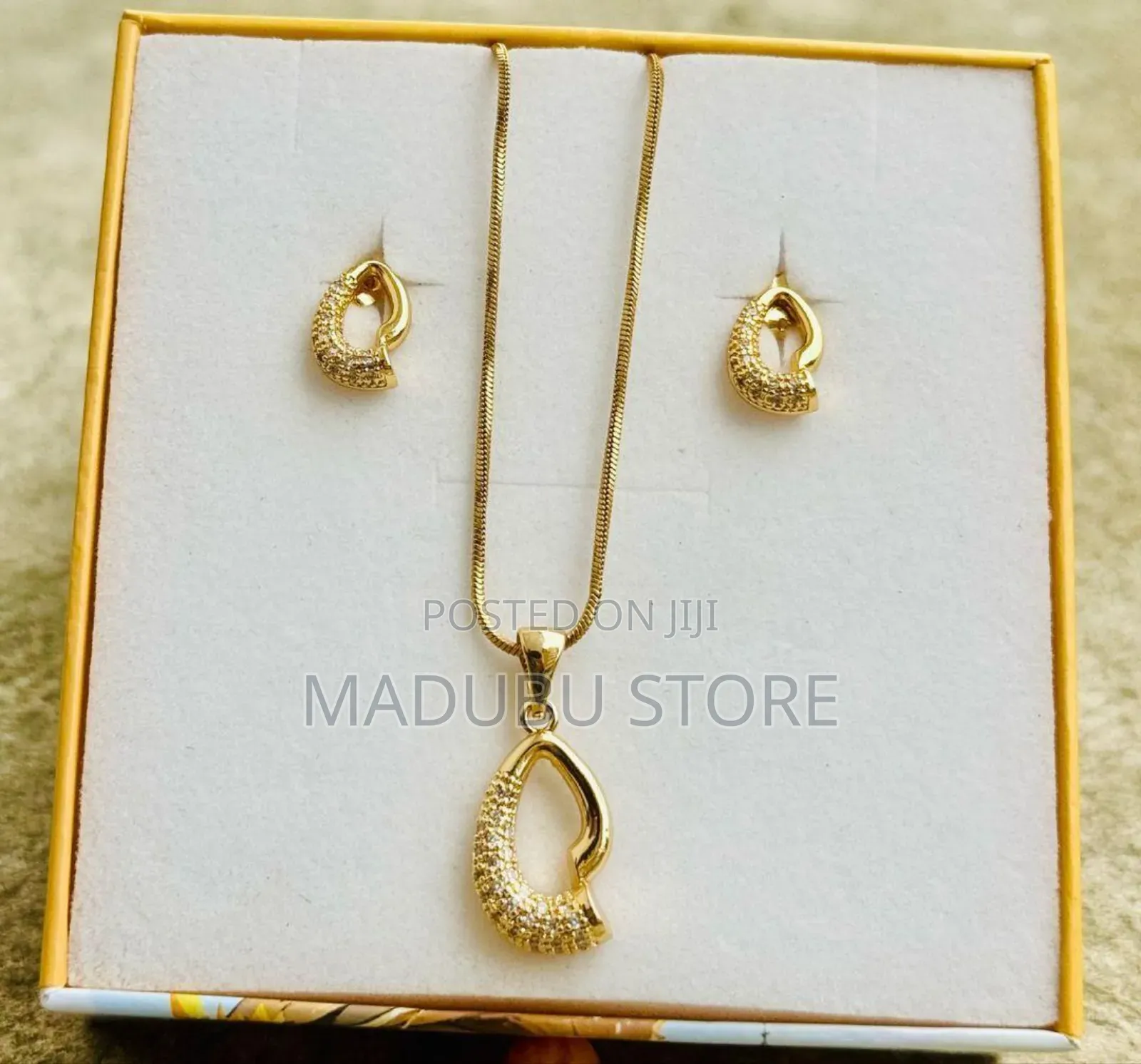 Women Fashionable Set of Necklace and Earrings