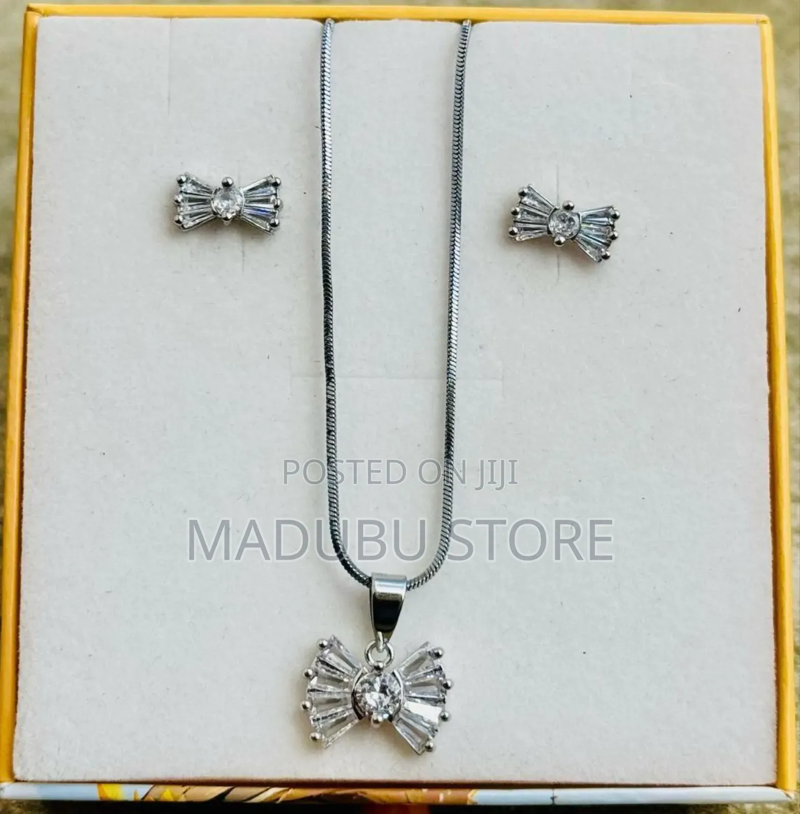 Women Fashionable Set of Necklace and Earrings