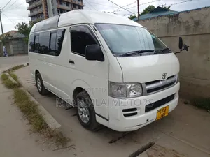 Toyota Quantum 2010 White
