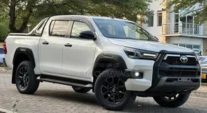 Toyota Hilux 2023 White