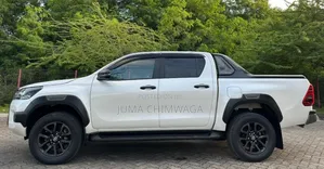 Toyota Hilux 2023 White