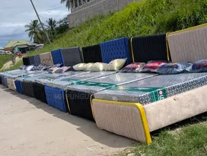 Photo - Bed Sofa Mattress Na Mito Yake Miwili Ofa 