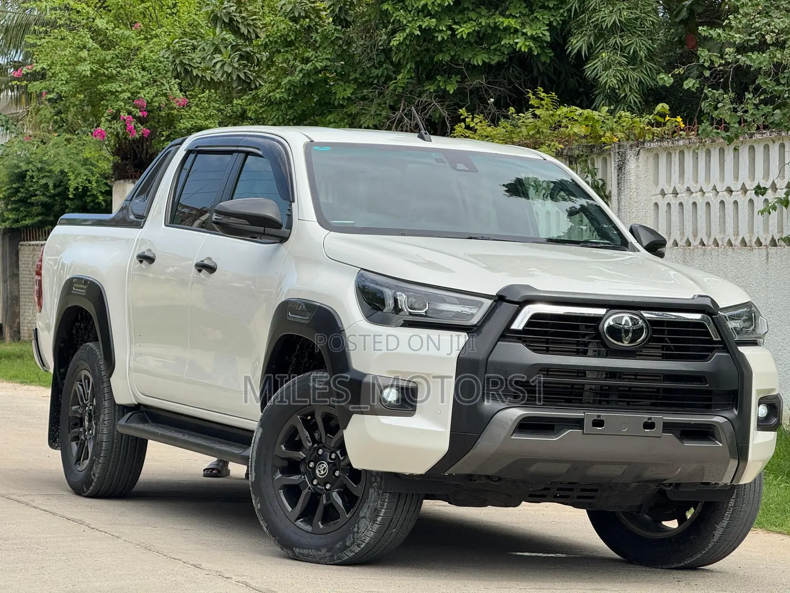 Toyota Hilux 2023 White