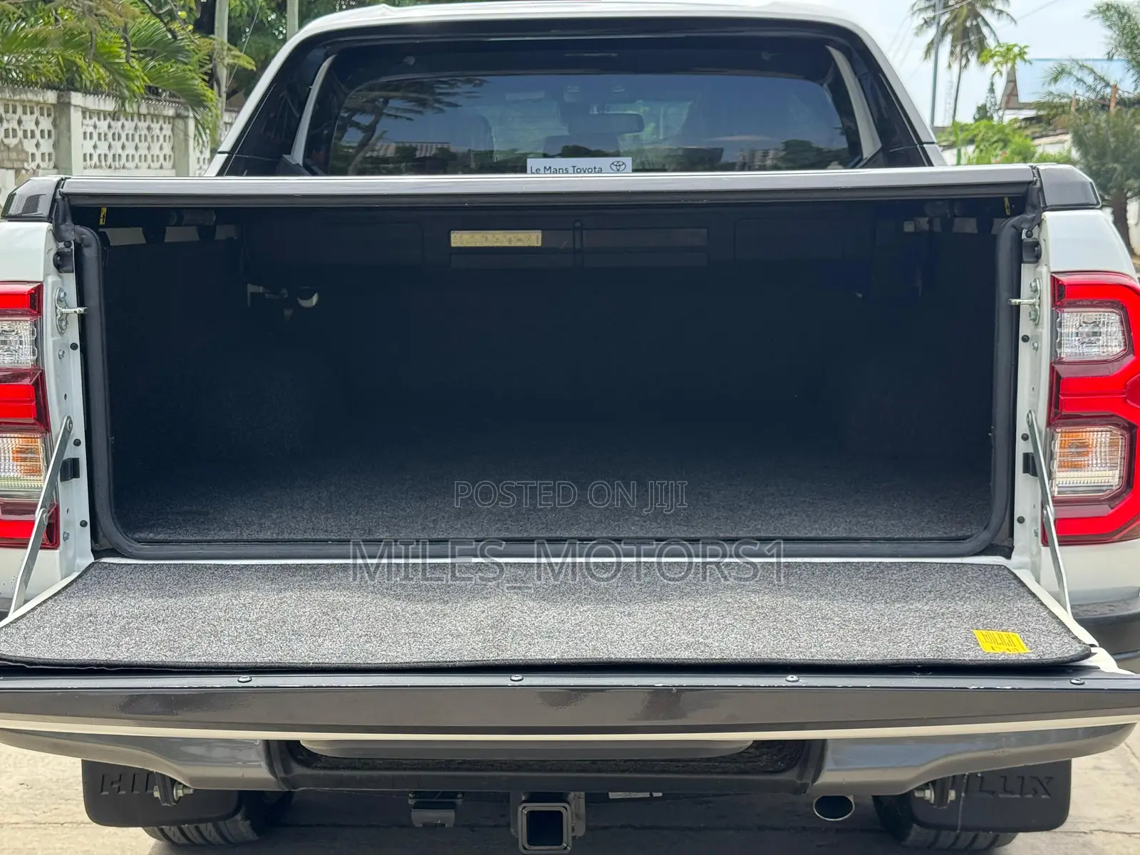 Toyota Hilux 2023 White