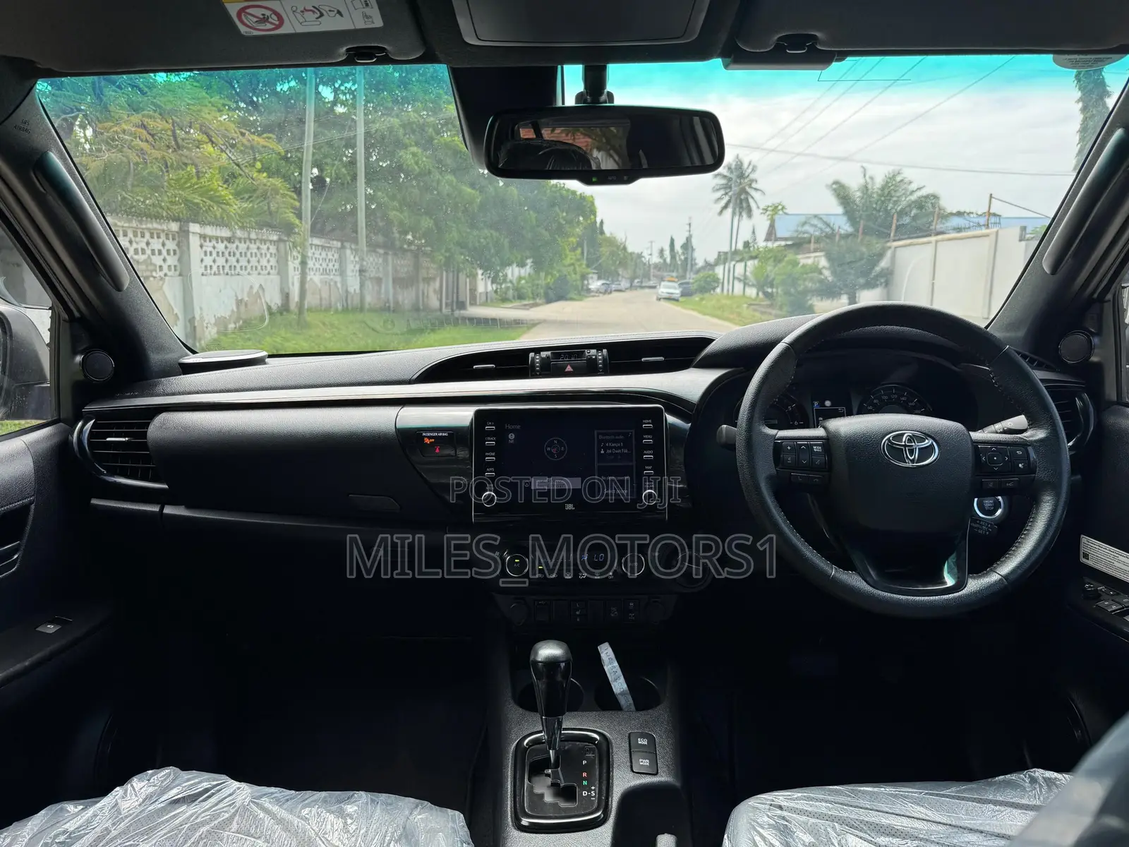 Toyota Hilux 2023 White
