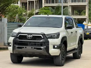 Toyota Hilux 2023 White