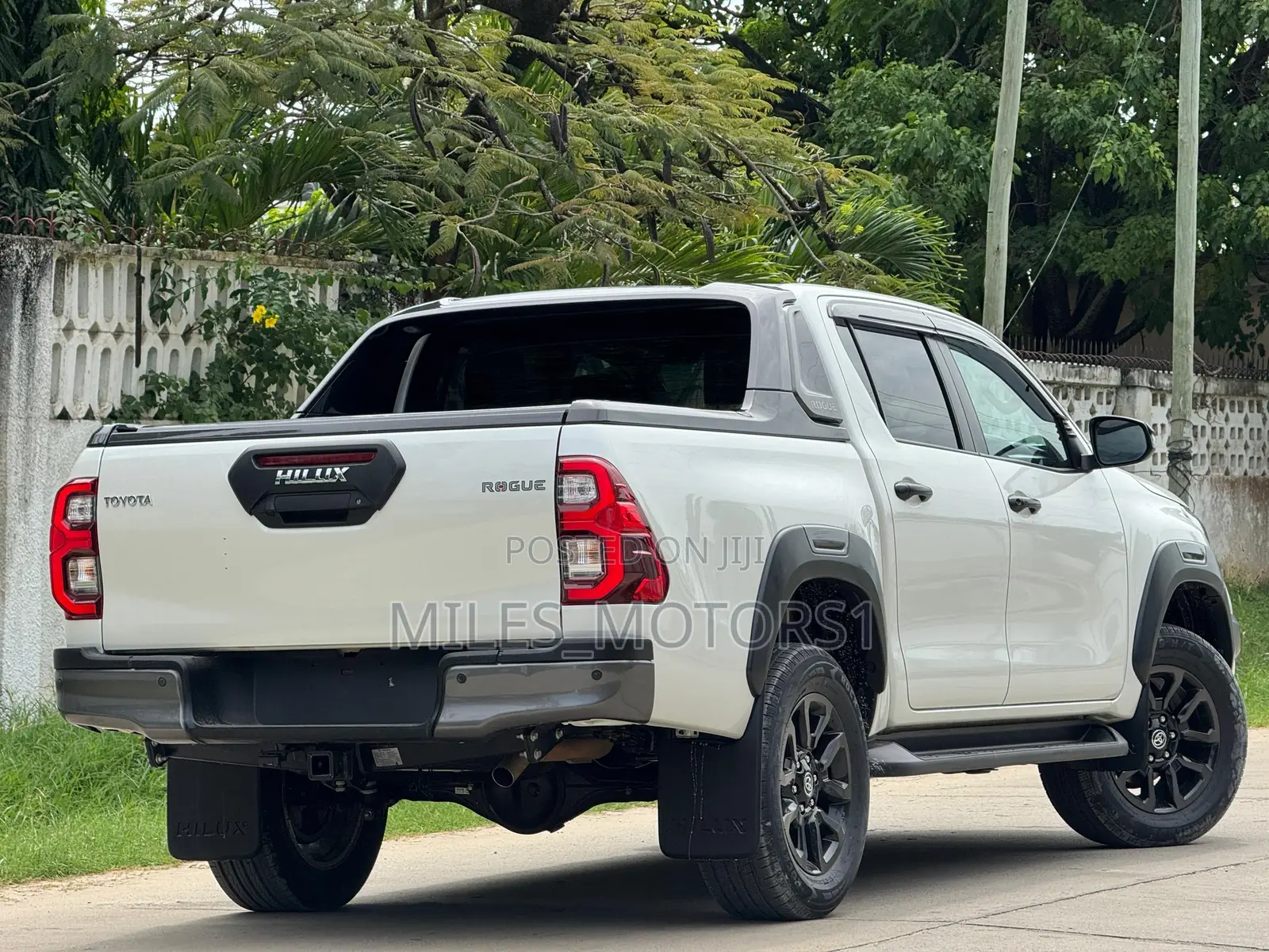Toyota Hilux 2023 White