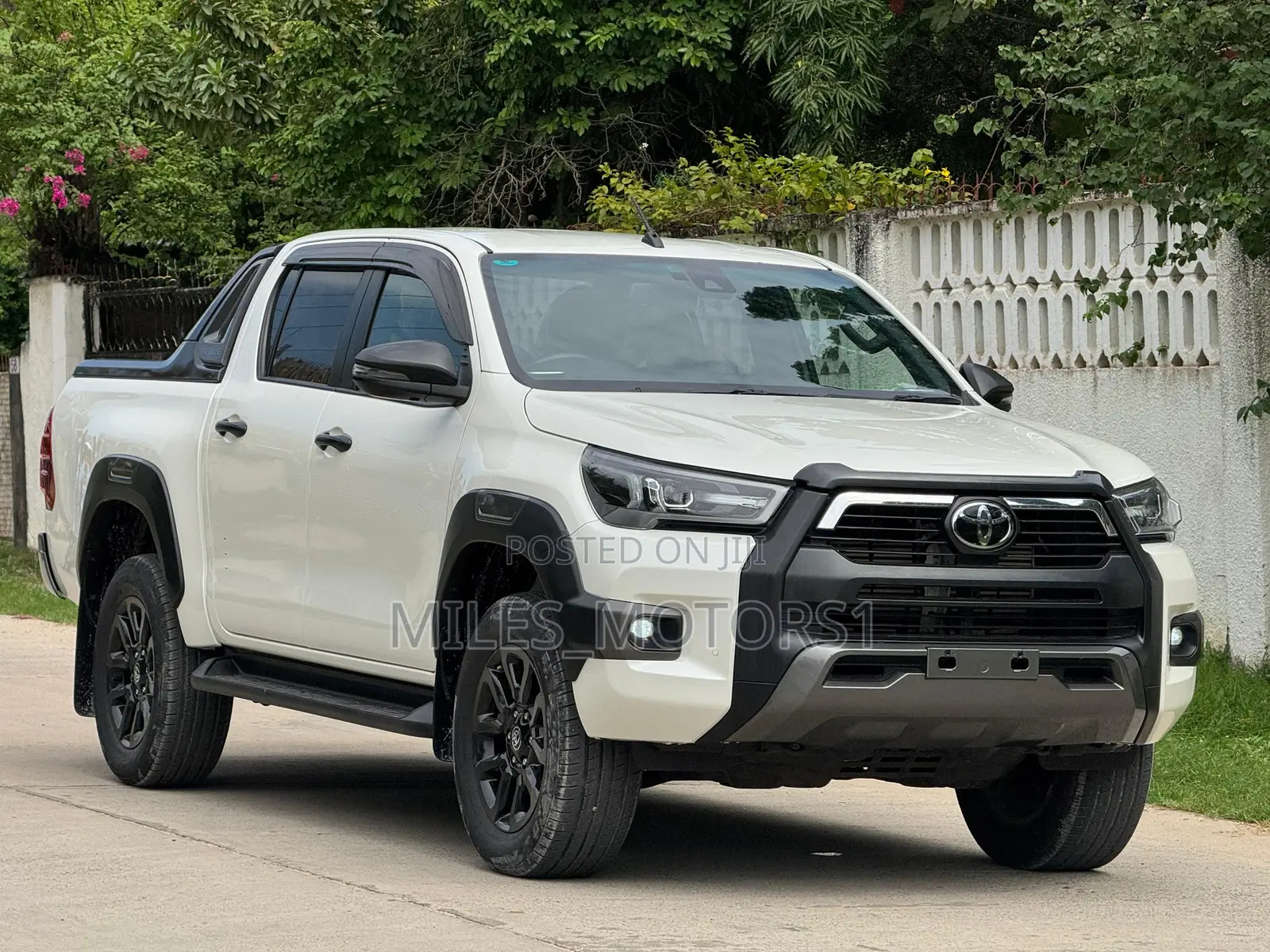 Toyota Hilux 2023 White