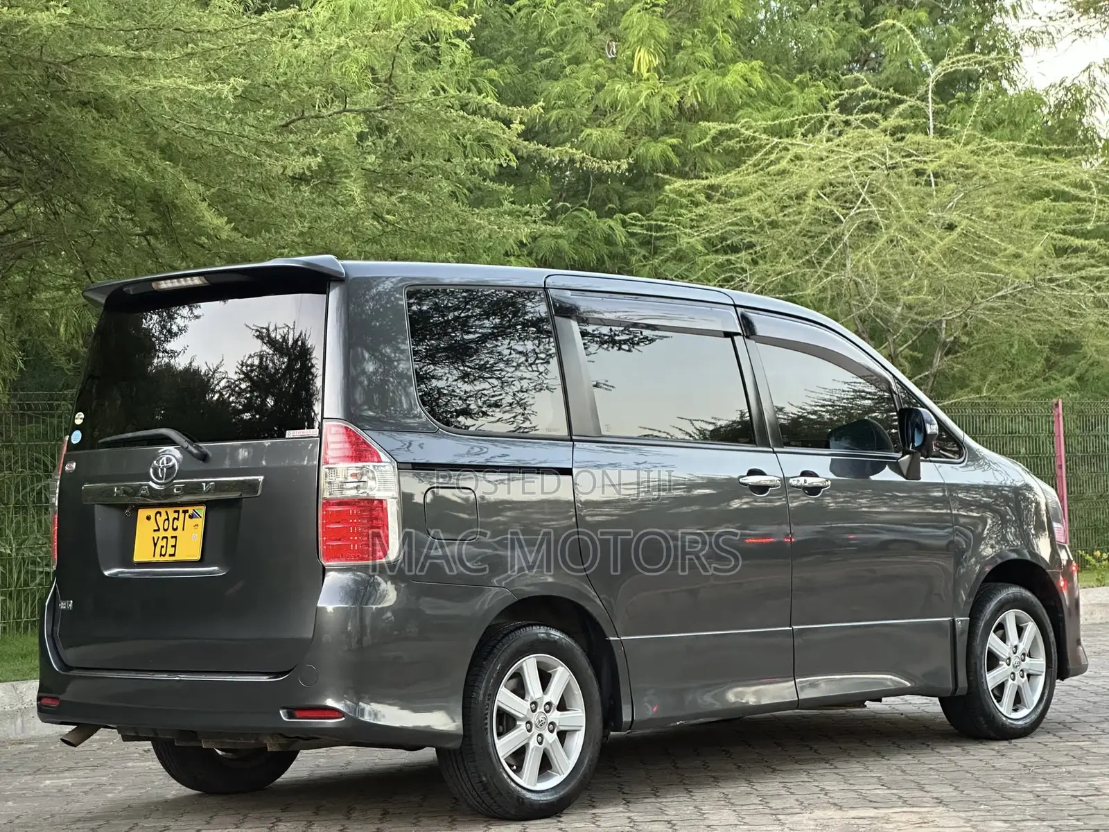 Toyota Noah 2007 Gray