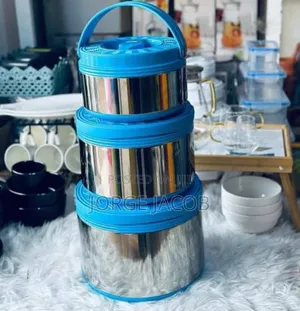 3-in-1 Insulated Lunch Box Designed to Keep Food Warm
