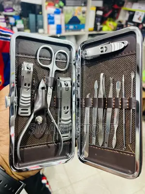 Manicure Nail Cut – Clean Elegant Finish Set
