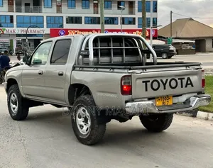 Photo - Toyota Hilux 2002 Gray