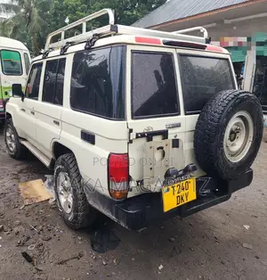Toyota Land Cruiser 2012 White