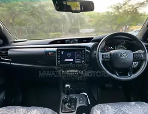 Toyota Hilux 2023 Off white