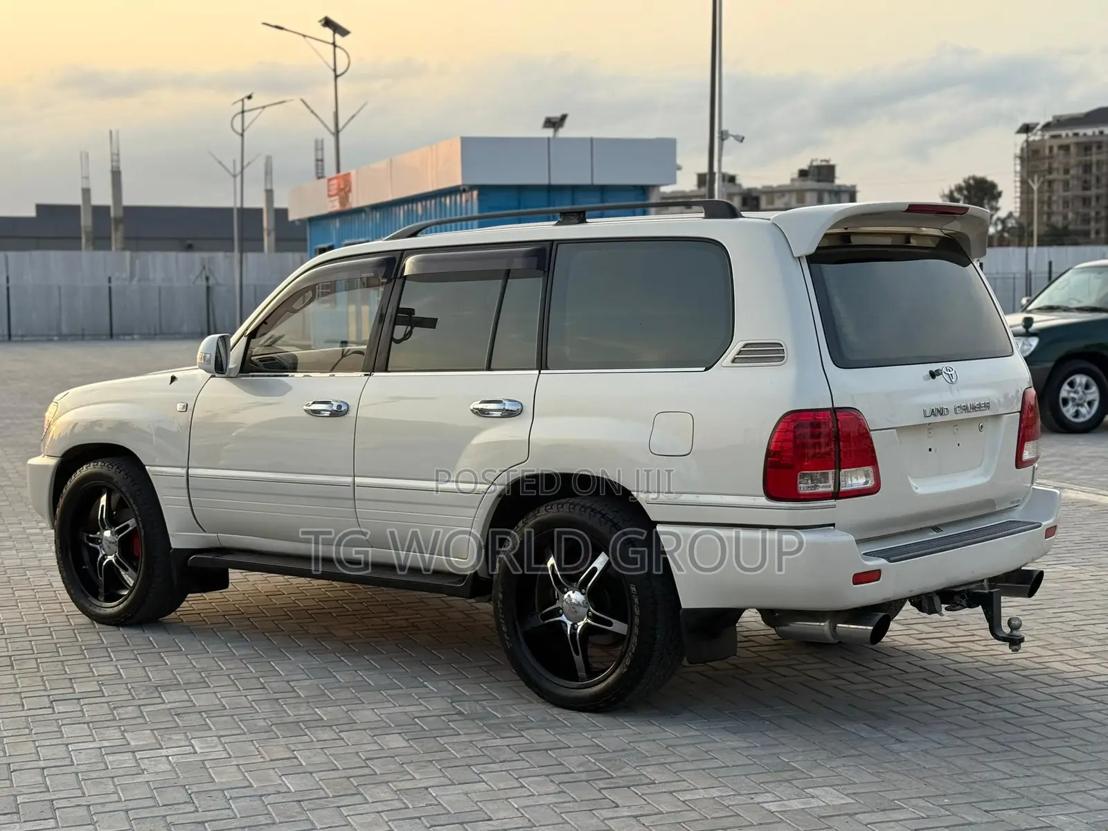 Toyota Land Cruiser 2001 White