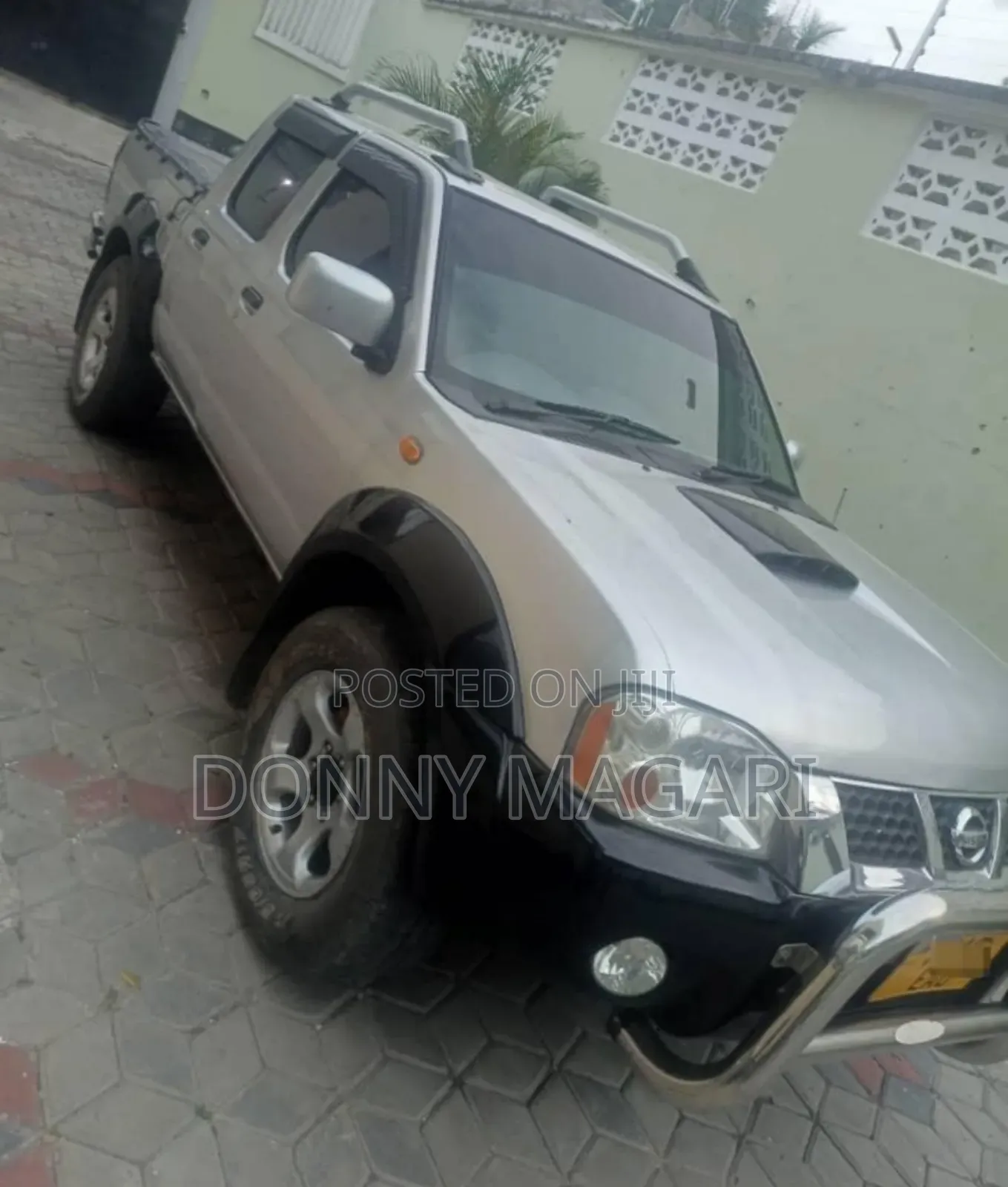 Nissan Hardbody 2010 Gray