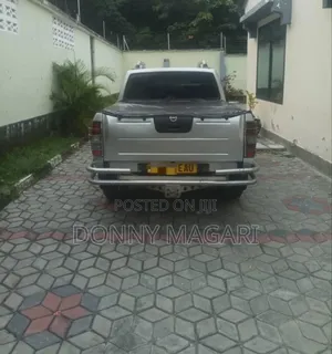 Nissan Hardbody 2010 Gray