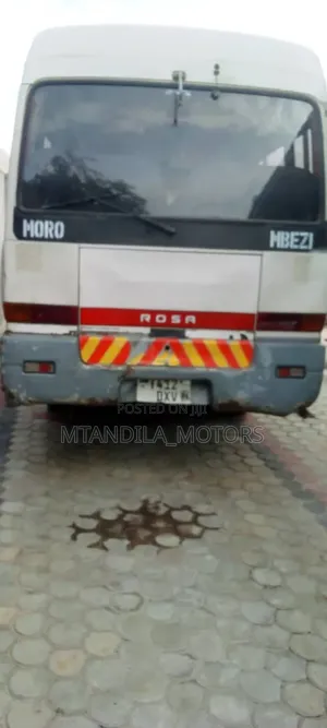 Mitsubishi Fuso Rosa 2000 White