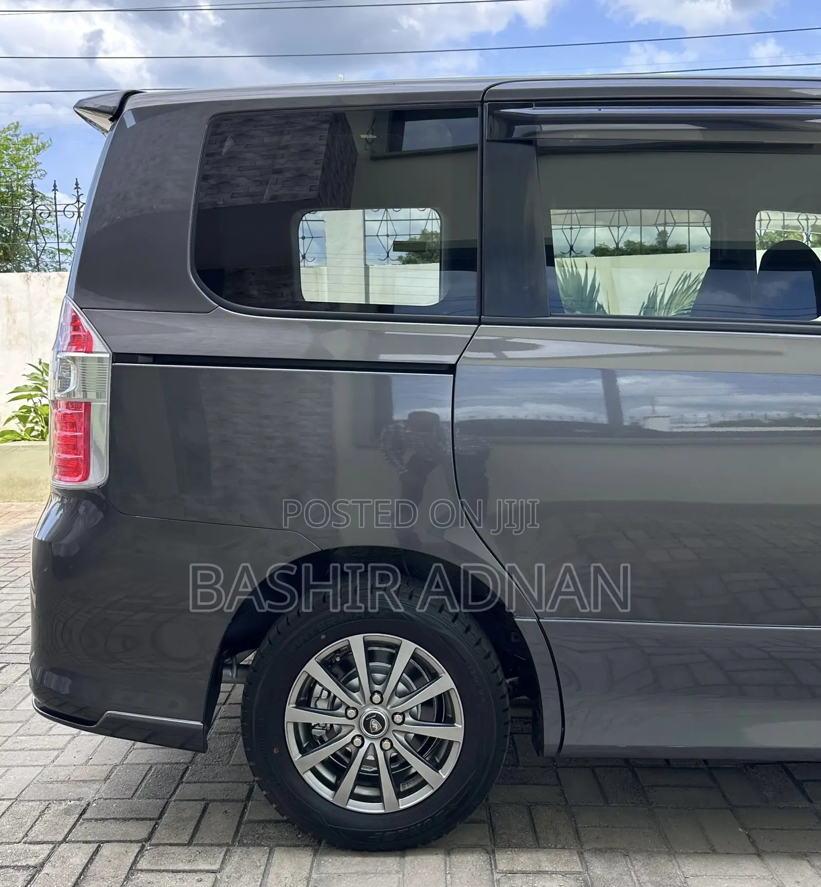 Toyota Noah 2.0 143hp FWD (8 Seater) 2009 Gray