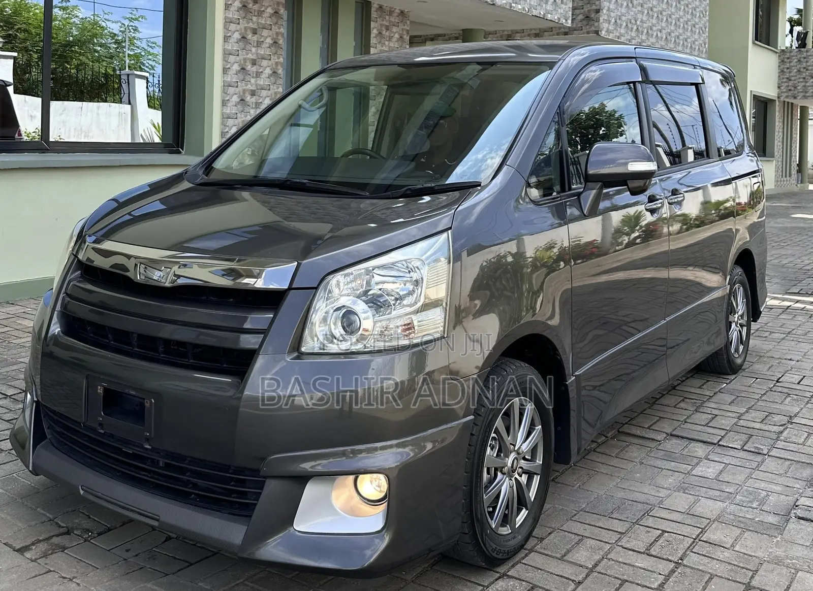 Toyota Noah 2.0 143hp FWD (8 Seater) 2009 Gray