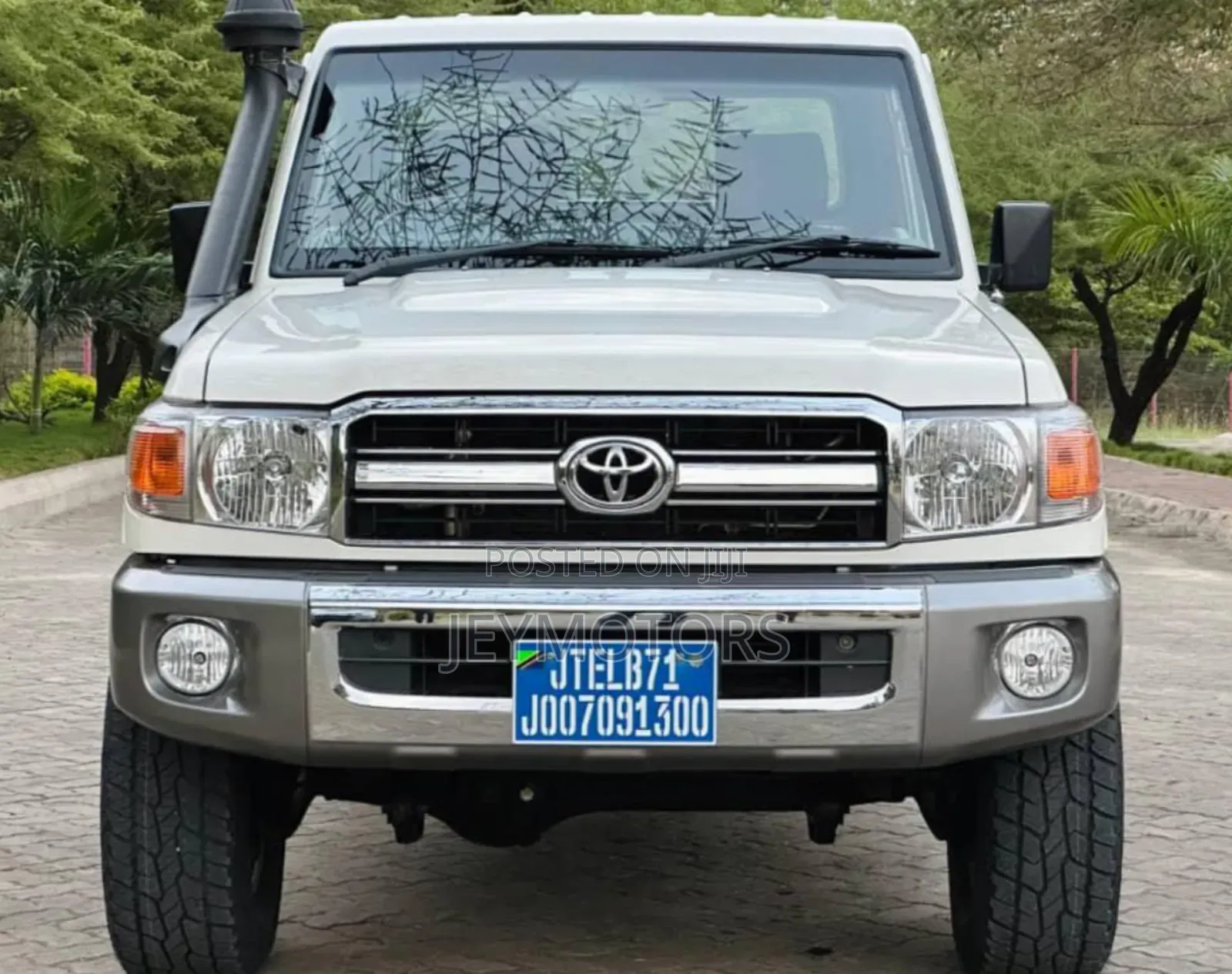 Toyota Land Cruiser 2013 White