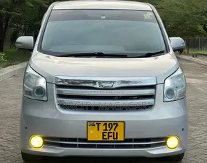 Photo - Toyota Noah 2010 Blue