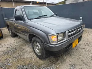 Photo - Toyota Hilux 2002 Gray
