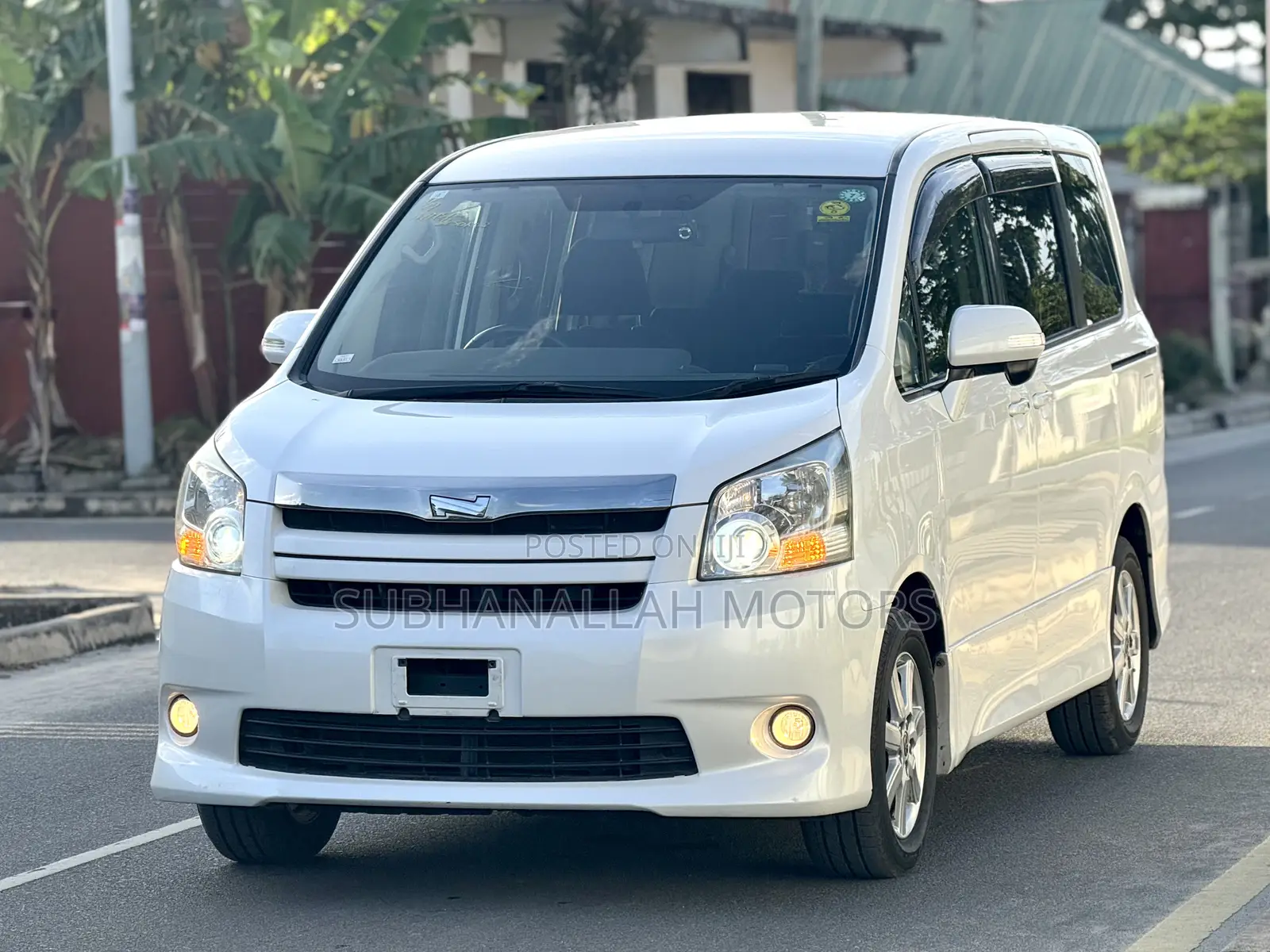 Toyota Noah 2.0 143hp AWD (8 Seater) 2009 White