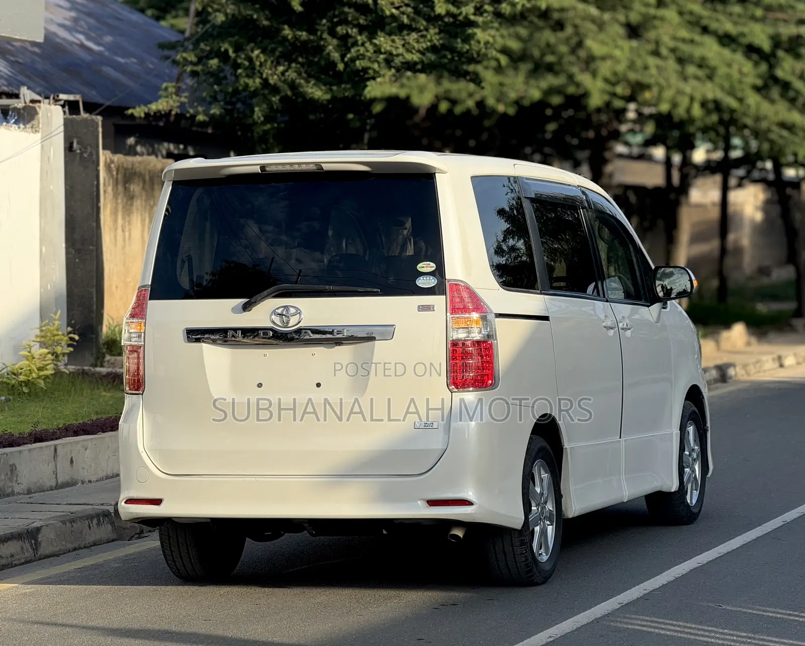 Toyota Noah 2.0 143hp AWD (8 Seater) 2009 White
