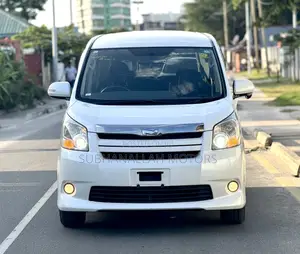 Toyota Noah 2.0 143hp AWD (8 Seater) 2009 White