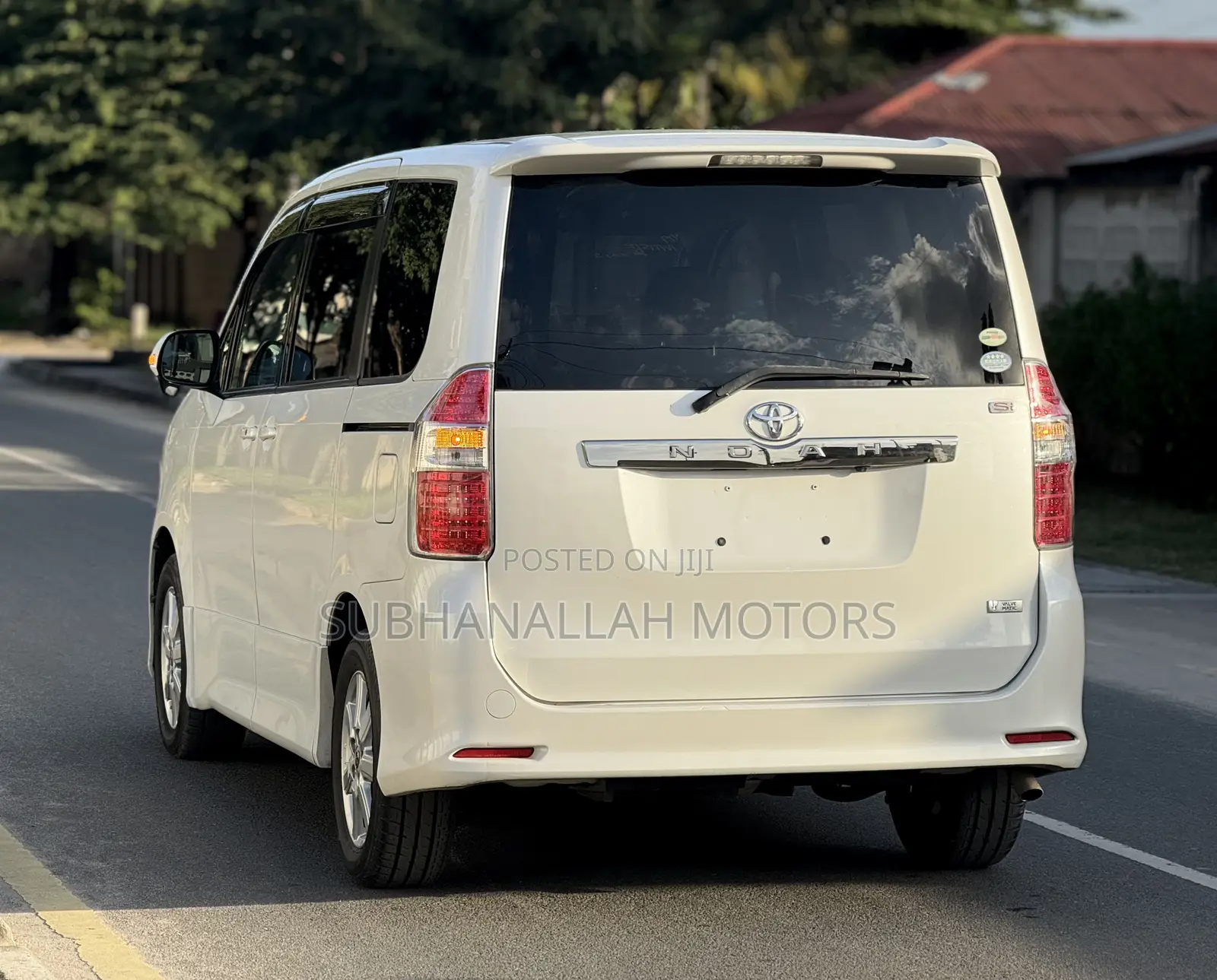 Toyota Noah 2.0 143hp AWD (8 Seater) 2009 White